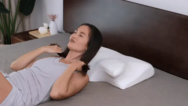 gif of woman using Ergo Z pillow